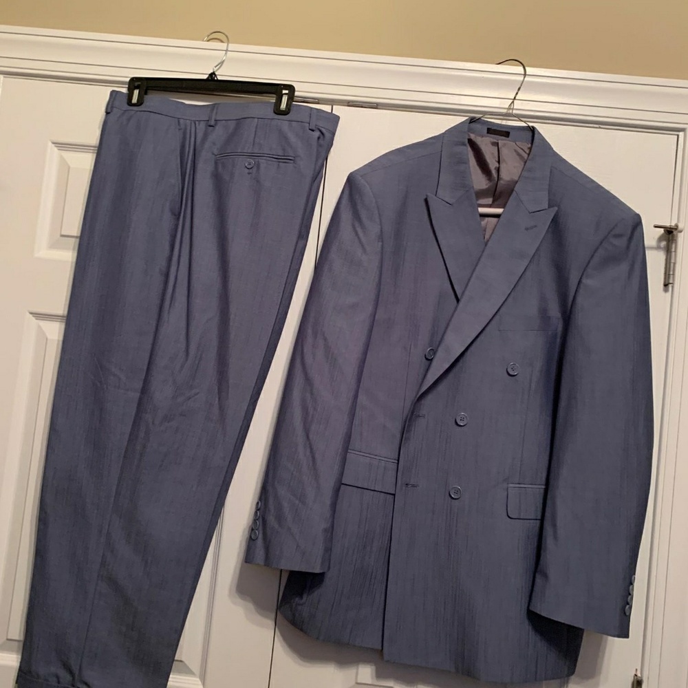 Suit - Picture 3 of 5
